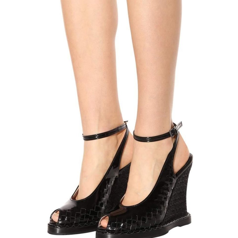 Moving to France Sale! 
BOTTEGA VENETA Intrecciato Sandals